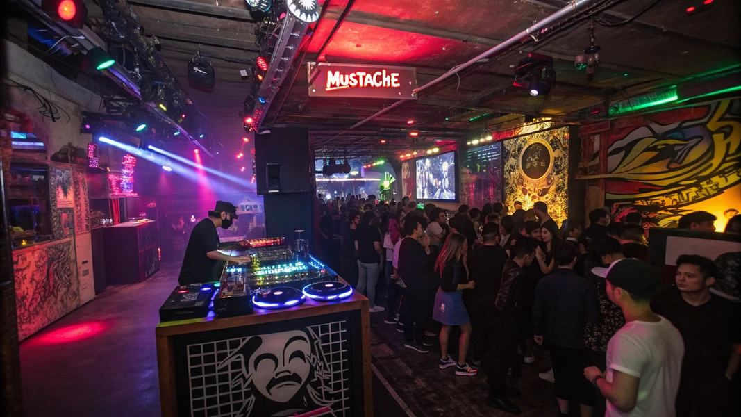 Mustache Bangkok – מועדון אנדרגראונד עם טכנו ואווירה רייב ייחודית